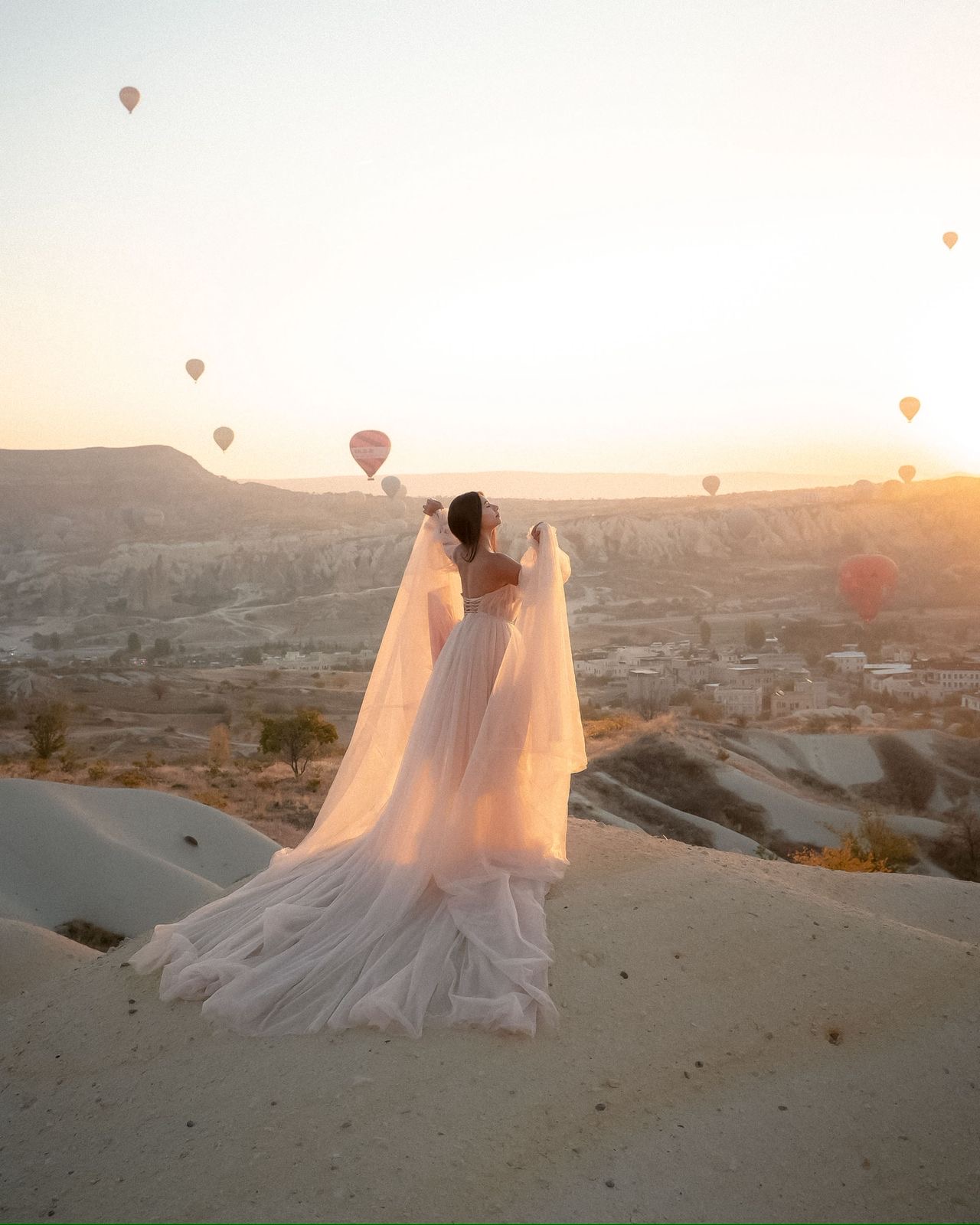 Mujer con globos al amanecer