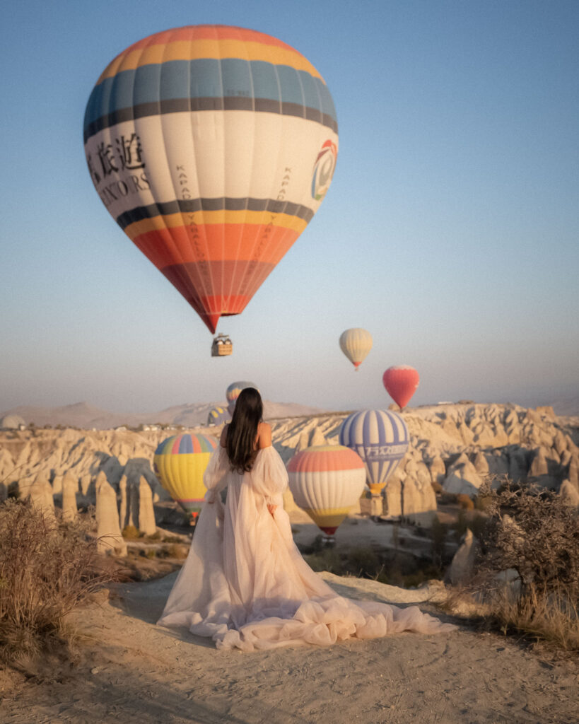 Mujer liberando globos al atardecer